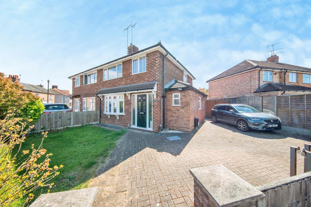 3 bedroom semi-detached house for sale