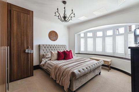 4 bedroom end of terrace house for sale, Sandhurst Drive, Ilford