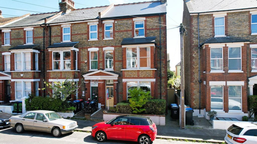 Grove Road, Ramsgate CT11 5 bed end of terrace house - £600,000