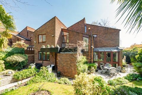 Merton Lane, London N6