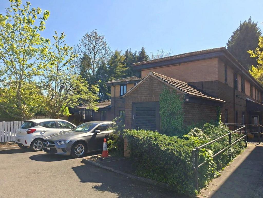 Detached house exterior, driveway