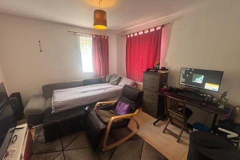 2 bedroom flat to rent, Epping Close,  Reading,  RG1