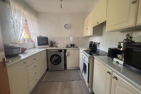 2 bedroom flat to rent, Epping Close,  Reading,  RG1