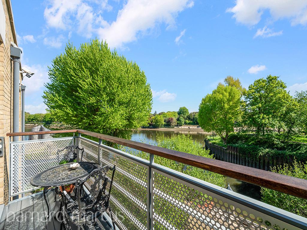 Apartment in BRENTFORD - View 3