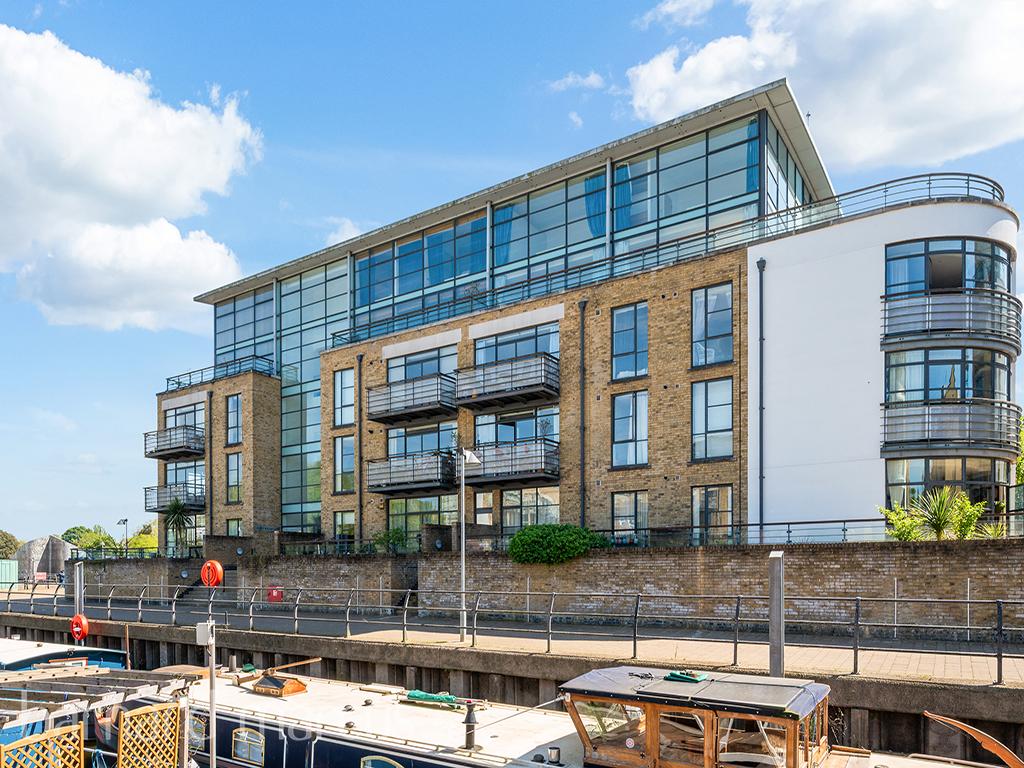Apartment in BRENTFORD - View 4