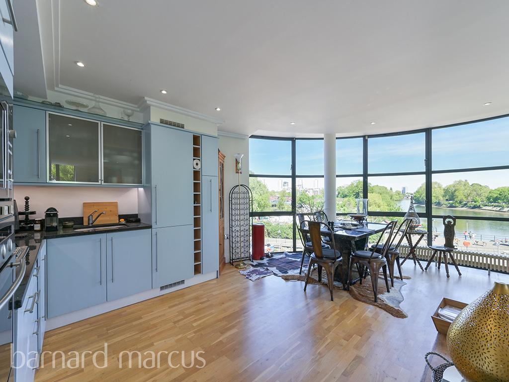 Apartment in BRENTFORD - View 5