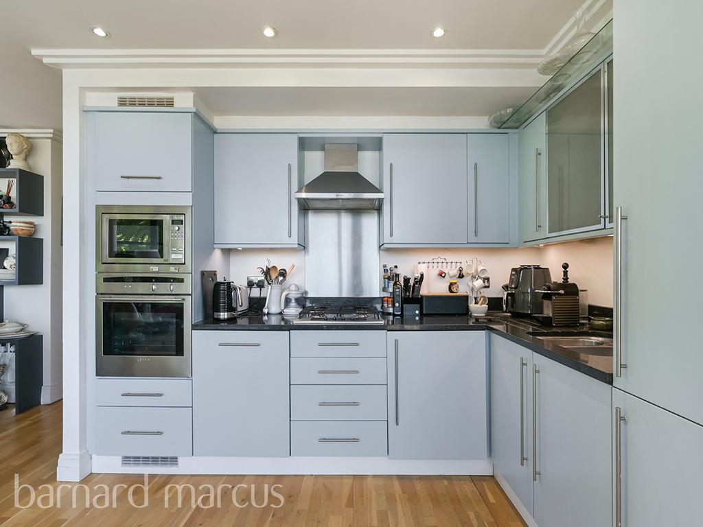Apartment in BRENTFORD - More