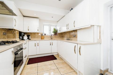 2 bedroom terraced house for sale, Chadwin Road, London E13
