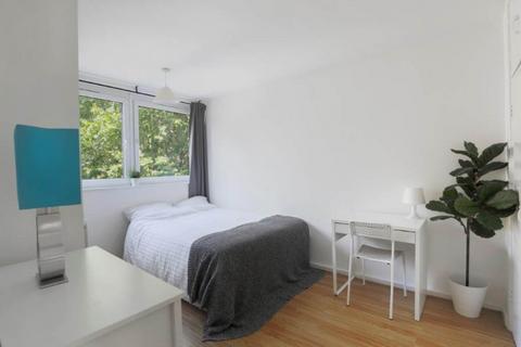 3 bedroom flat to rent, St Helena Road, Surrey Quay, SE16