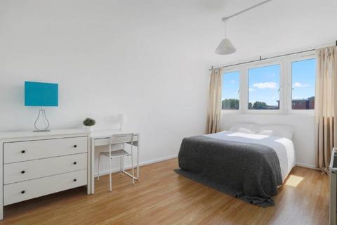 3 bedroom flat to rent, St Helena Road, Surrey Quay, SE16