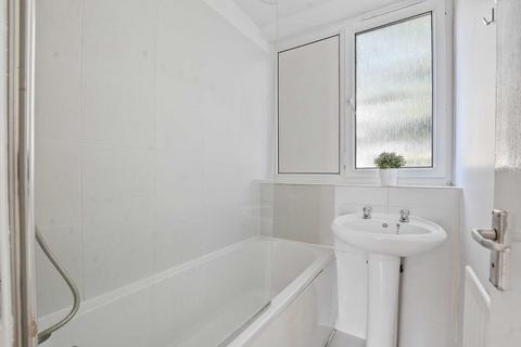 3 bedroom flat to rent, St Helena Road, Surrey Quay, SE16