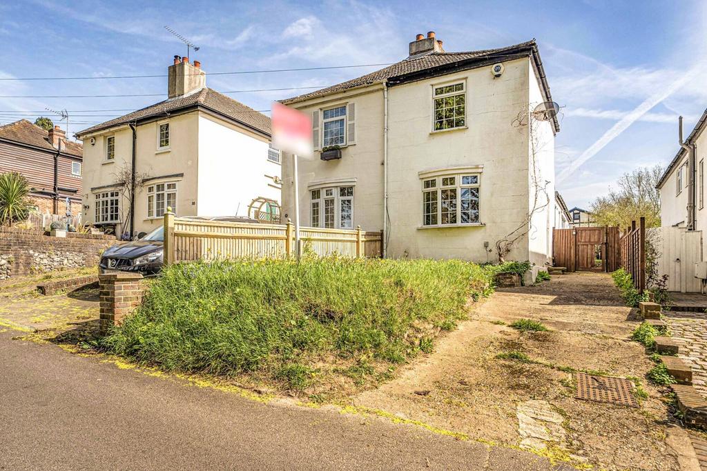 Detached house exterior, driveway