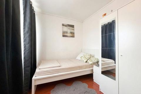 3 bedroom flat to rent, Heather Lane, Yiewsley, UB7