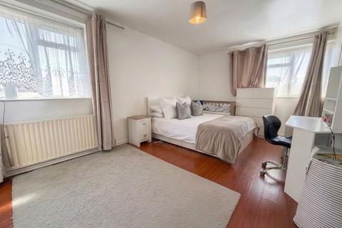 3 bedroom flat to rent, Heather Lane, Yiewsley, UB7