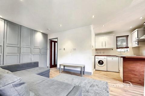 Studio to rent, Hambledon Close, Uxbridge, UB8