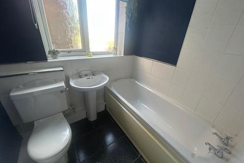 2 bedroom maisonette to rent, Hillside Close, Walsall, WS8