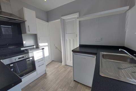 2 bedroom flat to rent, Penton Avenue, Staines TW18