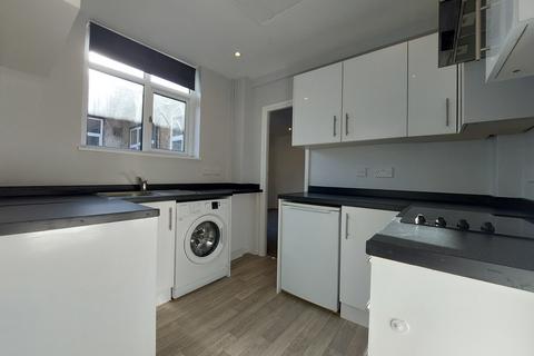 2 bedroom flat to rent, Penton Avenue, Staines TW18