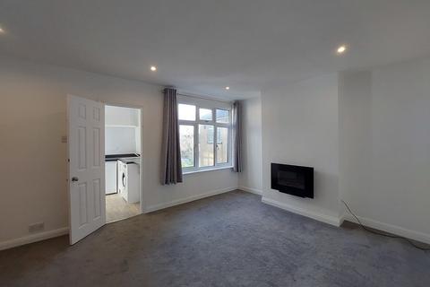 2 bedroom flat to rent, Penton Avenue, Staines TW18