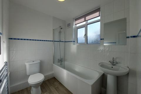 2 bedroom flat to rent, Penton Avenue, Staines TW18