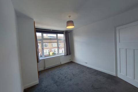 2 bedroom flat to rent, Penton Avenue, Staines TW18
