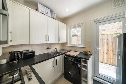 2 bedroom flat for sale, Cavendish Road, London SW12