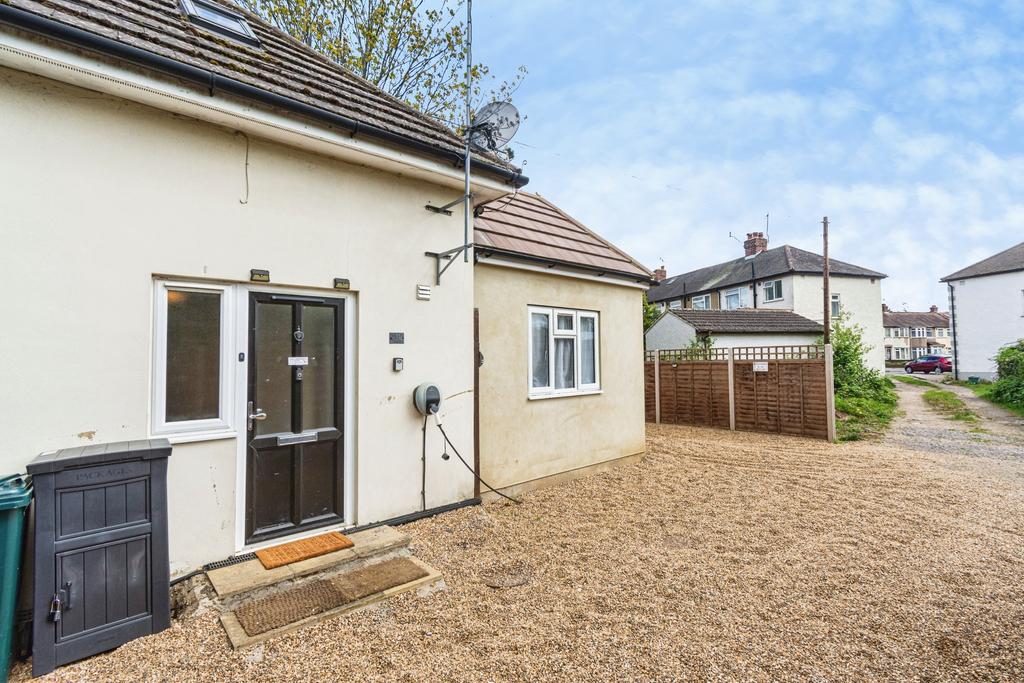 Detached house exterior, driveway