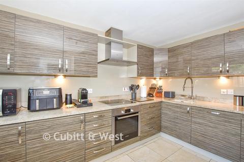 3 bedroom terraced house for sale, Croydon Road, Caterham CR3