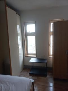 Studio to rent, Rowe Gardens, Barking