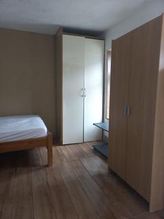 Studio to rent, Rowe Gardens, Barking