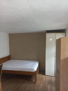 Studio to rent, Rowe Gardens, Barking