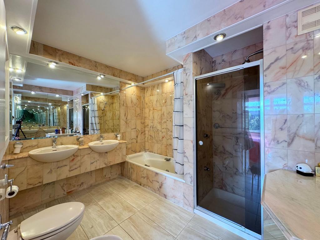 En-suite bathroom/shower room