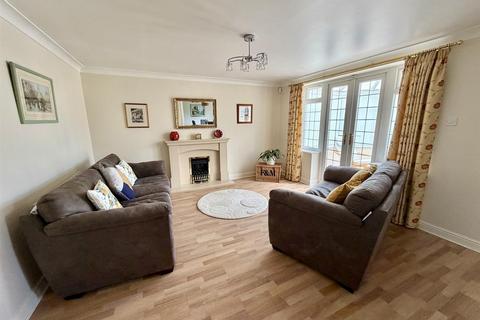 3 bedroom detached house for sale, Dunbottle Way, Mirfield