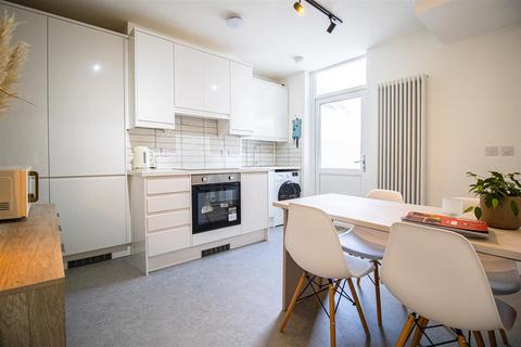 3 bedroom house share to rent, Modern Rooms to Let on Hesketh Street, Preston