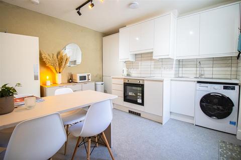 3 bedroom house share to rent, Modern Rooms to Let on Hesketh Street, Preston