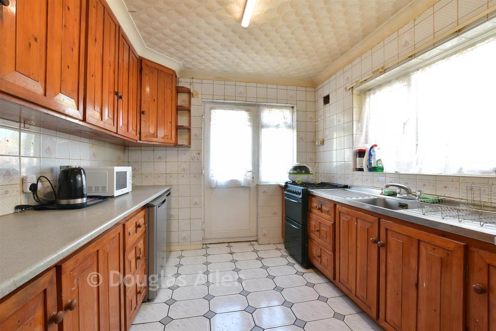 2 bedroom detached bungalow for sale in Basildon on OnTheMarket