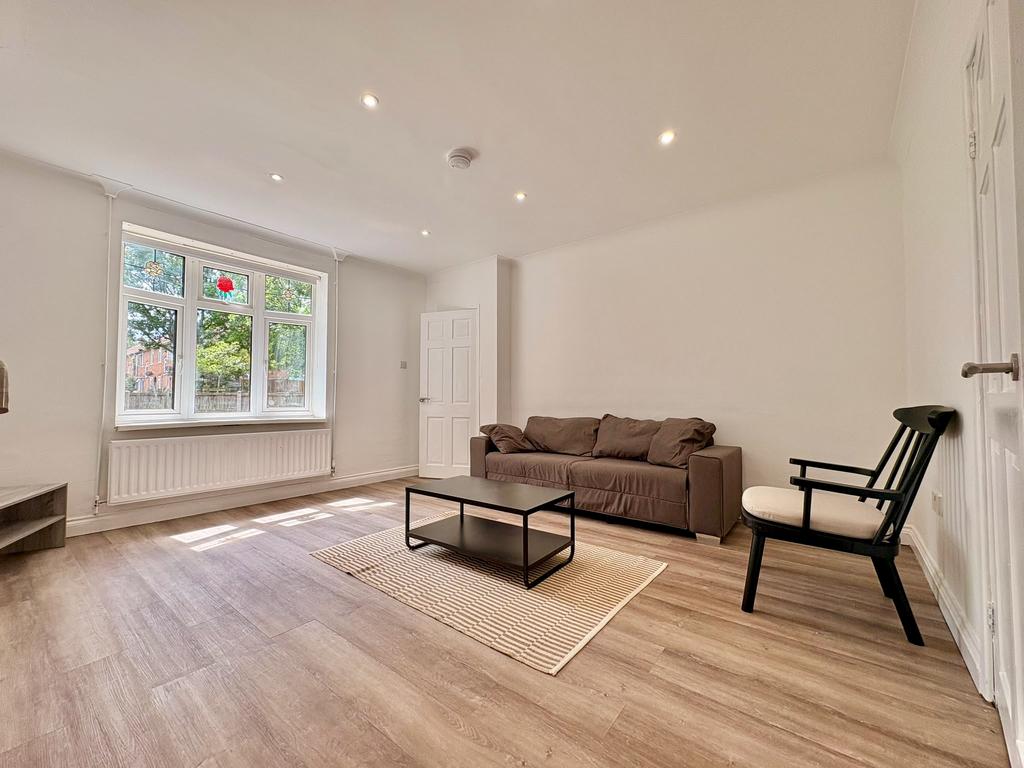 4 bedroom semi-detached house to rent