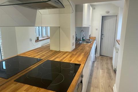 2 bedroom terraced house to rent, South Street, Andover