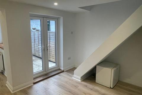 2 bedroom terraced house to rent, South Street, Andover
