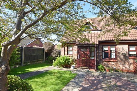 2 bedroom semi-detached bungalow for sale, Meadow View, Cleethorpes DN35