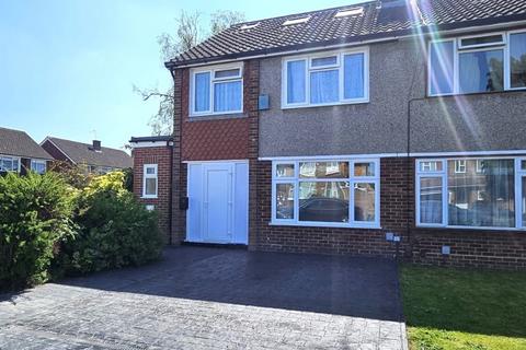 5 bedroom semi-detached house to rent, Lynegrove Avenue, Ashford, Middlesex, TW15