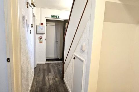 5 bedroom semi-detached house to rent, Lynegrove Avenue, Ashford, Middlesex, TW15
