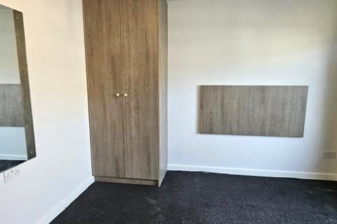 5 bedroom semi-detached house to rent, Lynegrove Avenue, Ashford, Middlesex, TW15