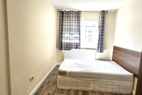 5 bedroom semi-detached house to rent, Lynegrove Avenue, Ashford, Middlesex, TW15