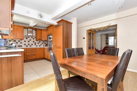 Carnforth Gardens, Hornchurch RM12