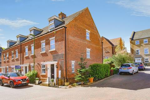 3 bedroom townhouse for sale, Harrier Close, Hemel Hempstead