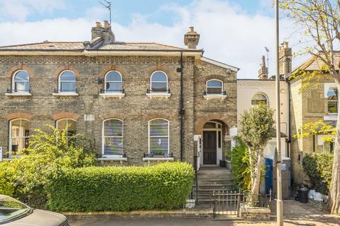 2 bedroom flat to rent, St. James's Drive, London SW17