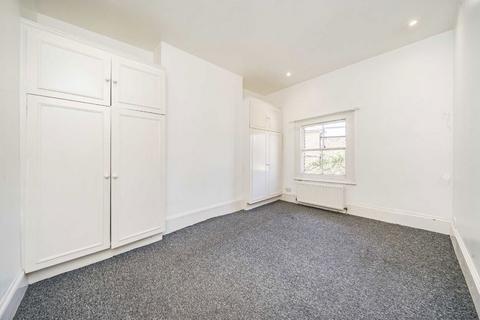 2 bedroom flat to rent, St. James's Drive, London SW17