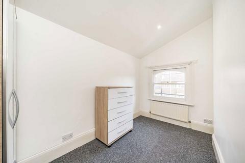 2 bedroom flat to rent, St. James's Drive, London SW17