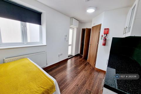 Studio to rent, Chalvey Road East, Slough, SL1
